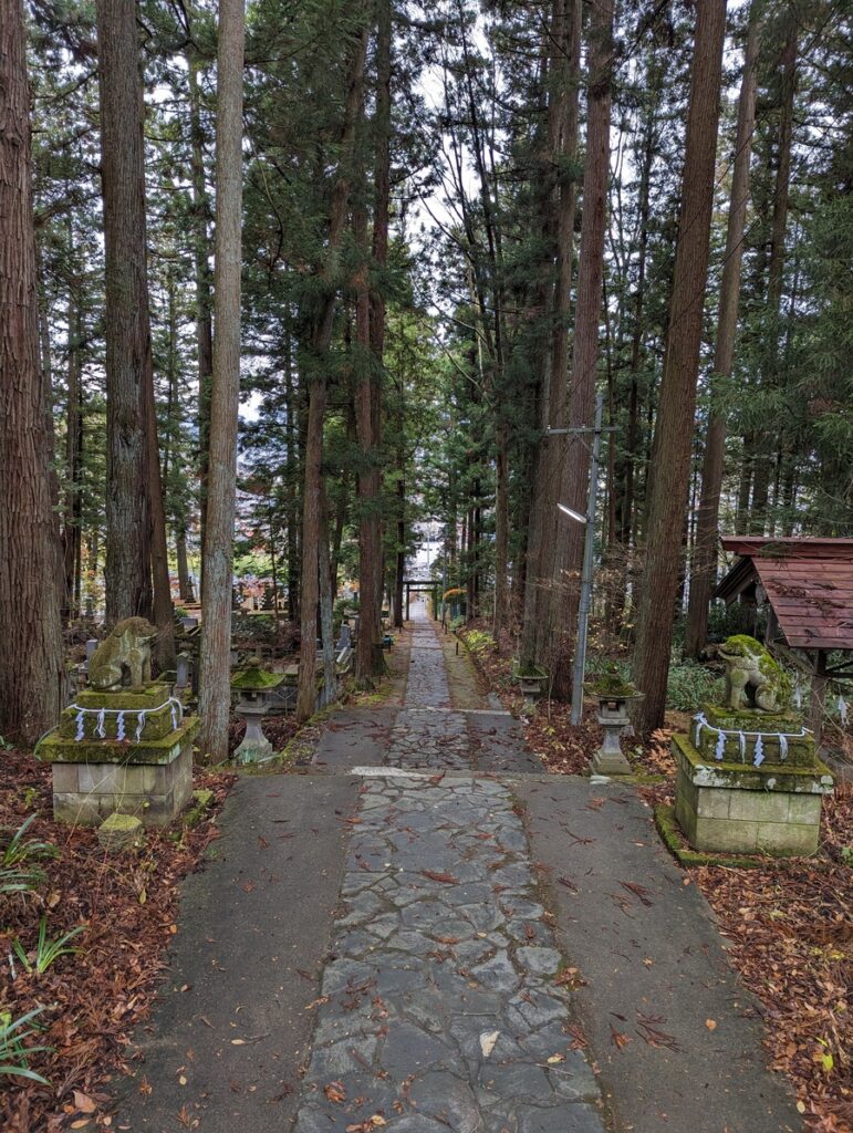 Promenade sur la Higashiyama Walk, offrant une vue sur Takayama au cœur des Alpes japonaises.