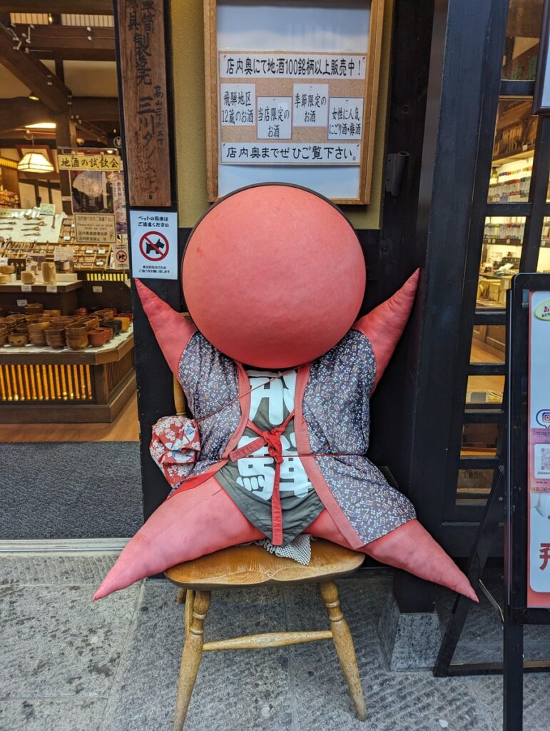 Les légendes autour des sarubobo à Takayama, au cœur des Alpes japonaises