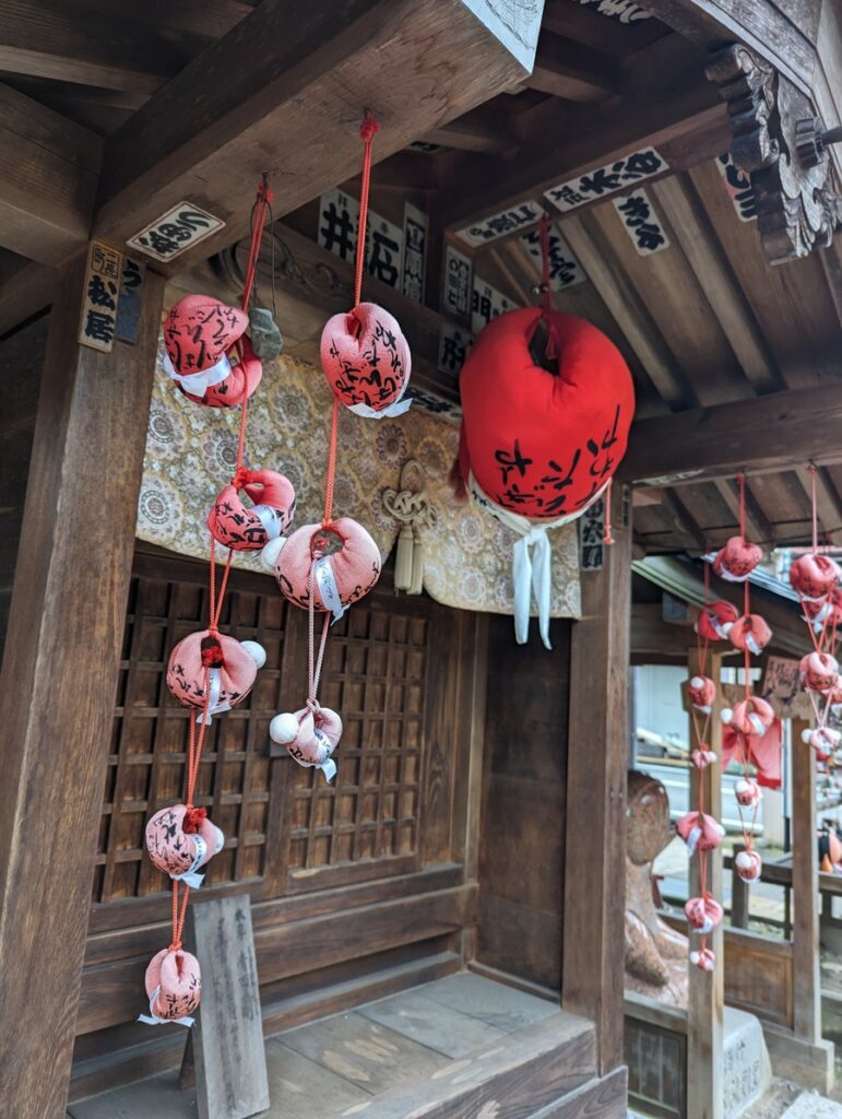 Poupée sarubobo, symbole de Takayama au cœur des Alpes japonaises