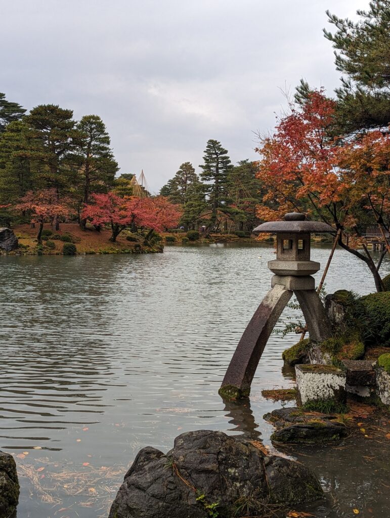 Vue automnale du jardin Kenroku-en à Kanazawa, visite en une journée