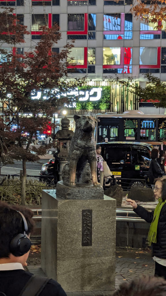 La célèbre statue de Hachiko à Shibuya, Tokyo, un hommage au chien fidèle, située près du carrefour emblématique de Shibuya Crossing.