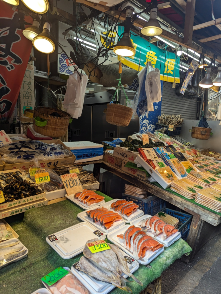 Le marché alimentaire animé d'Ameyoko à Ueno, Tokyo, un lieu emblématique pour découvrir des produits frais, des snacks japonais et l'ambiance locale.