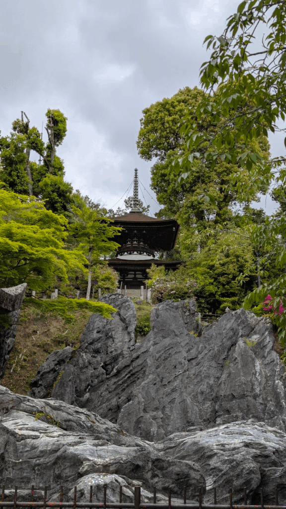 Vue paisible sur le temple Ishiyama-dera entouré de végétation, dans la préfecture de Shiga.