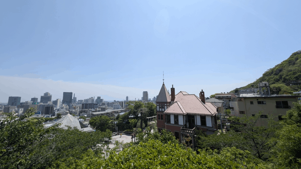 Kitano Tenman Shrine, un petit sanctuaire niché entre les maisons européennes de Kobe.