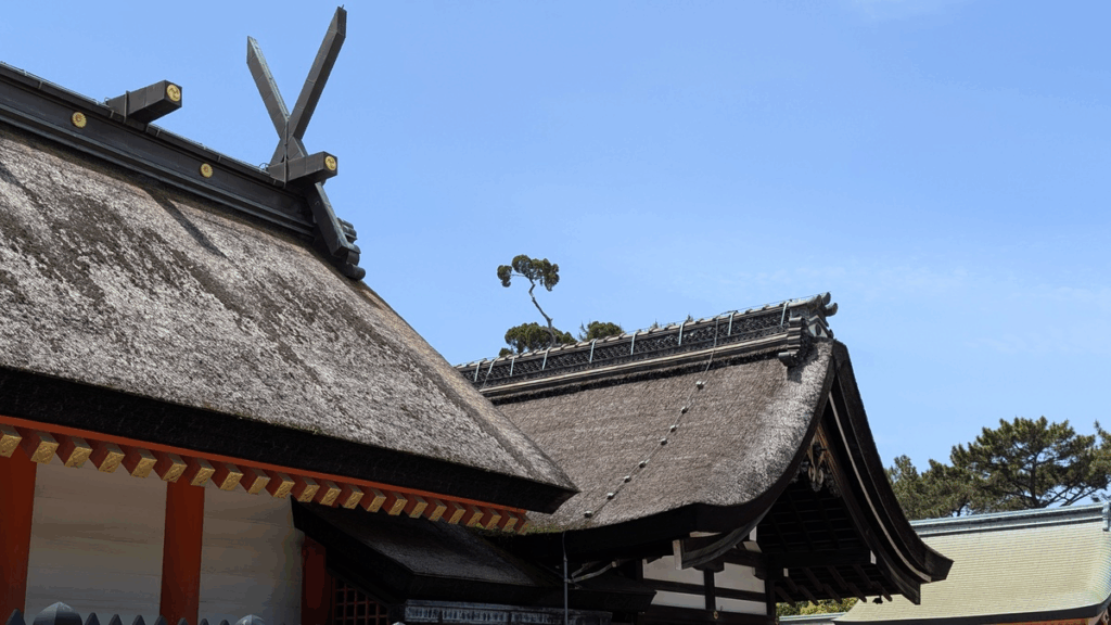 Temple Sumiyoshi-taisha animé un dimanche, avec mariages et baptêmes traditionnels.