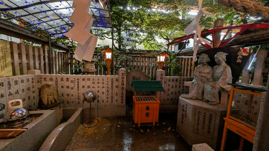 temple pour les couples à Osaka avec une statue avec des amoureux