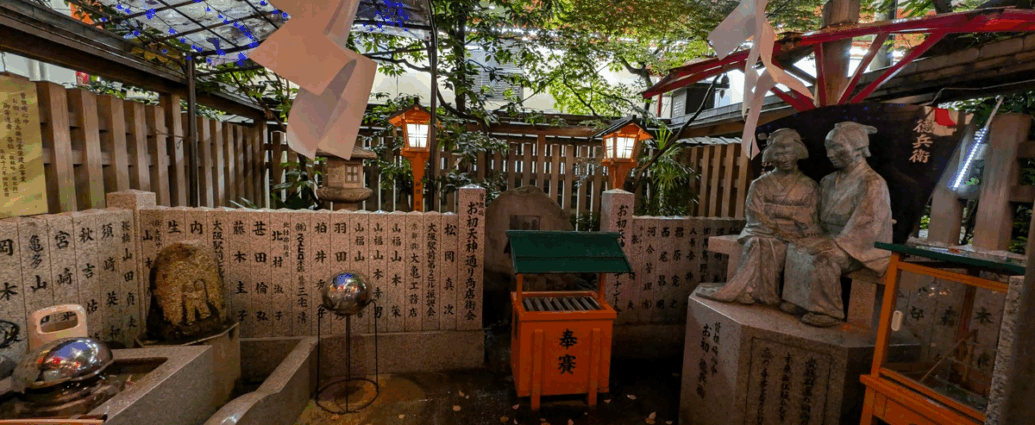 temple pour les couples à Osaka avec une statue avec des amoureux