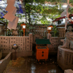 temple pour les couples à Osaka avec une statue avec des amoureux