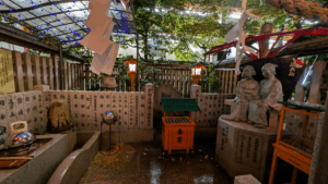 temple pour les couples à Osaka avec une statue avec des amoureux