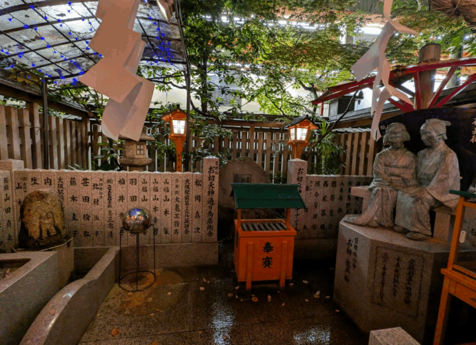 temple pour les couples à Osaka avec une statue avec des amoureux