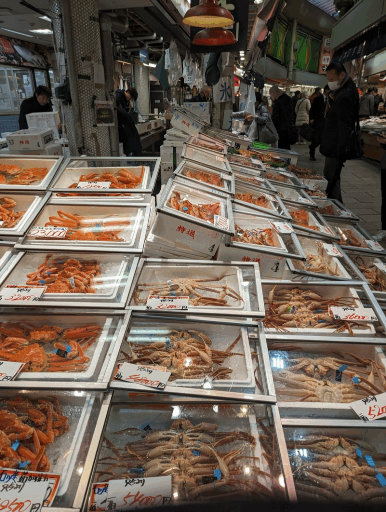 Produits frais au marché Omicho à Kanazawa, à visiter en une journée
