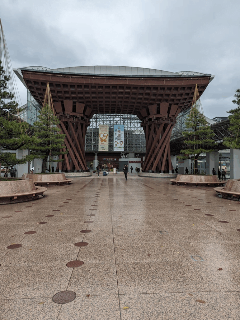 Entrée de la gare de Kanazawa, point de départ pour visiter la ville en une journée